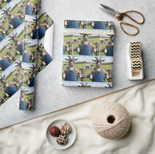 Ziege in blauer Latzhose aus Denim Geschenkpapier