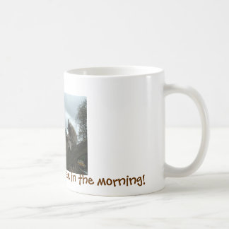 Ziege zum Trinken meinen Kaffee in der Morgen Tasse