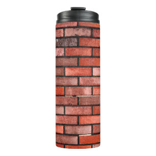 Ziegelmauer mit rotem Backstein, roter Backstein. Thermosbecher