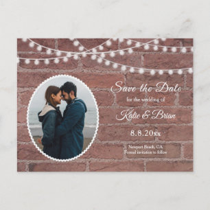 Ziegelmauer und String Lights Save the Date Ankündigungspostkarte