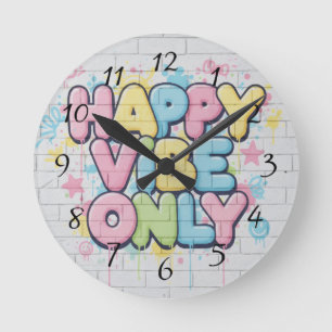 Ziegelstein mit farbenfrohem Text, der „Happy Vibe Runde Wanduhr