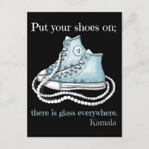 Zieh deine Schuhe an, überall in Kamala Glas Feiertagspostkarte