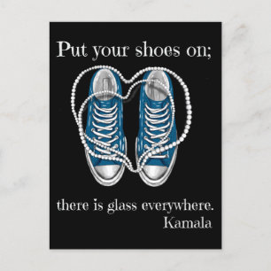 Zieh deine Schuhe an, überall in Kamala Glas Feiertagspostkarte