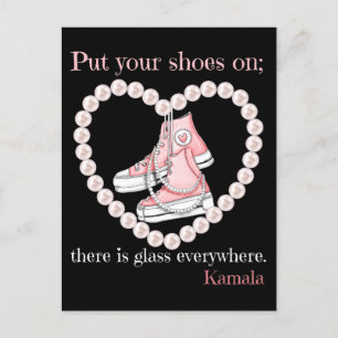 Zieh deine Schuhe an, überall in Kamala Glas Feiertagspostkarte