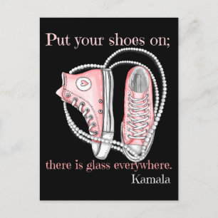 Zieh deine Schuhe an, überall in Kamala Glas Postkarte