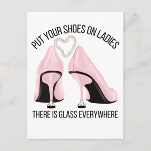 Zieh deine Schuhe auf die Damen, überall ist Glas Postkarte