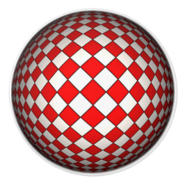 Ziehen an der roten und weißen, karierten Türklink Keramikknauf