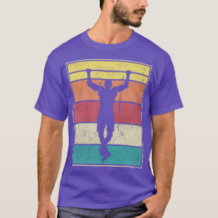 Ziehen Sie den Cross Training Gym Bar Man auf T-Shirt