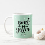 Ziel Getter | Minze grüne Polka-Punkte und Typogra Kaffeetasse<br><div class="desc">Diese stilvolle Tasse besticht durch einen angesagten,  minzgrünen Hintergrund mit weißen Polka-Punkten und den Begriff "Tor getter" in der modernen Typografie. Personalisieren Sie mit Ihrem Namen.</div>