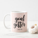 Ziel Getter | Pink Polka Dots and Typografy Tasse<br><div class="desc">Diese stilvolle Tasse ist mit einem angesagten rosa Hintergrund mit weißen Polka-Punkten und dem Begriff "Tor getter" in der modernen Typografie ausgestattet. Personalisieren Sie mit Ihrem Namen.</div>