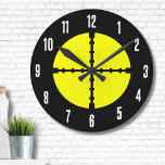 Zielscheibe Runde Wanduhr<br><div class="desc">Diese Uhr zeichnet sich durch einen einfachen aber auffälligen Ausdruck eines klassischen Schwarz/Gelb-Schieß- oder Bogenzieldesigns aus. Die sportliche Shooting Practice Bogengang Ziel Uhr ist perfekt für Sportfreunde oder Bogenfreunde. Die gepflegte und fokussierte Ästhetik verleiht jedem Zimmer eine sportliche und zielgerichtete Touch, sei es ein persönliches Studium, ein Spielzimmer oder ein...</div>