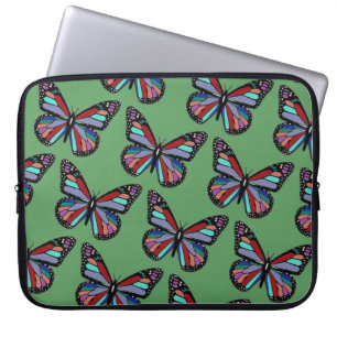 Ziemlich verzierte bunte Schmetterlinge auf Grün Laptopschutzhülle