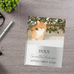 Zierkatze, Foto, silber Planer<br><div class="desc">Ein Imitat silber aussehender Hintergrund. Personalisieren und fügen Sie Ihr Jahr, Ihren Namen und einen Text. Der Name ist schwarz geschrieben mit einem großen, modernen Handschrift Schrift.</div>