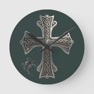 Zierliches keltisches Silberkreuz mit komplizierte Runde Wanduhr