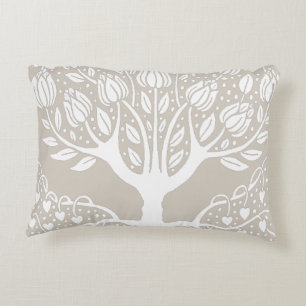 Ziermagnolia Tree von Aubrey Beardsley Dekokissen