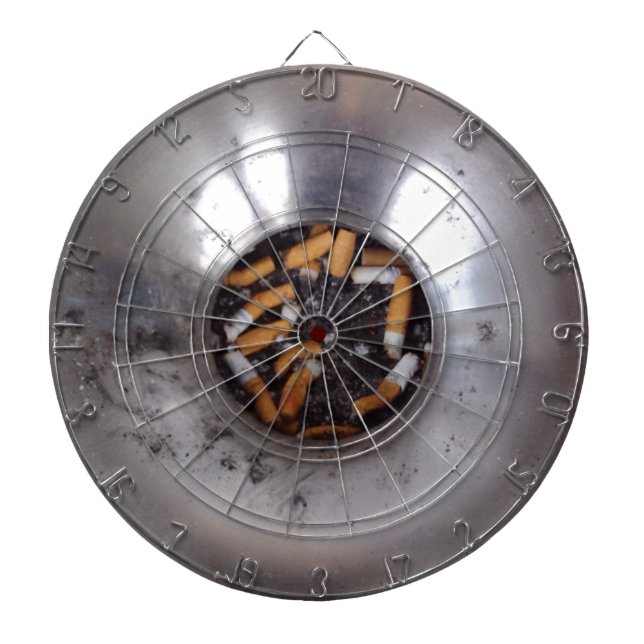 Zigaretten-Hintern im silbernen Dartscheibe (vorne)