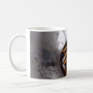 Zigaretten-Hintern im silbernen Tasse