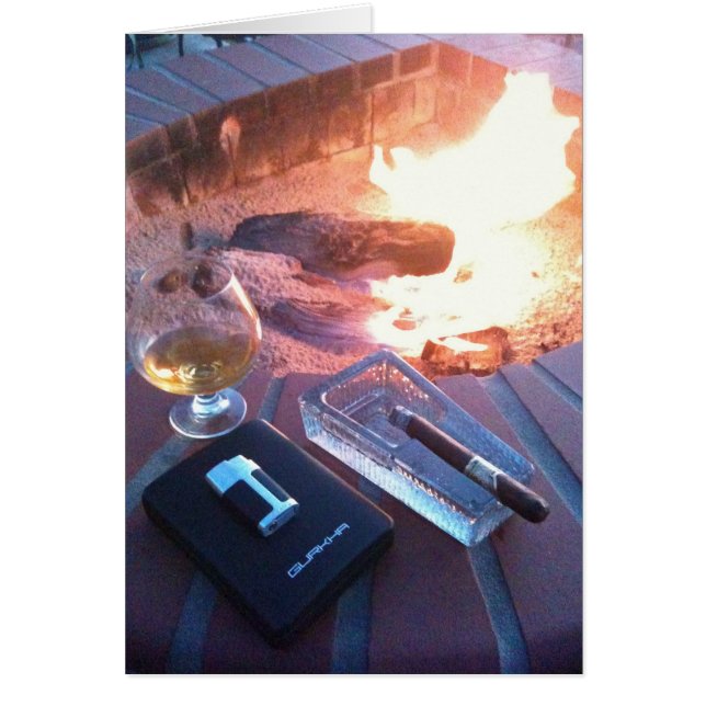 Zigarre und ein Getränk durch das Feuer (Vorne)