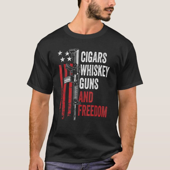 Zigarren Whiskey Guns Freedom Gun Owner Usa Drinke T-Shirt (Vorderseite)