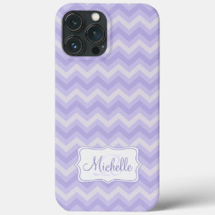 Zigzag gemusterter lila Name Initial iPhone Case