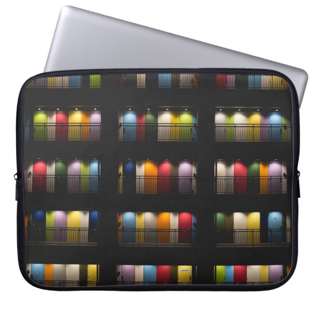 ZIMMER MIT FARBTÜREN LAPTOPSCHUTZHÜLLE (Vorderseite)