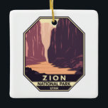 Zion Nationalpark Narrows Retro Keramikornament<br><div class="desc">Zion Vektorgrafik Design. Der Park ist ein Naturschutzgebiet im Südwesten Utah,  das sich durch die steilen roten Felsen des Zion Canyon auszeichnet.</div>