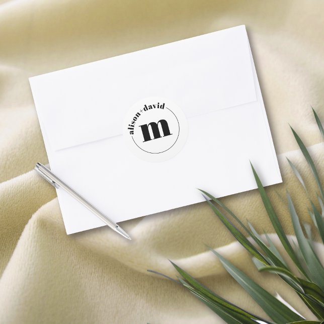 Zirkel mit Namen und Monogramm Schwarz-weiße Hochz Runder Aufkleber (Von Creator hochgeladen)