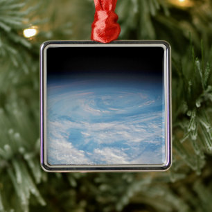 Zirkuläre Wolkenbildung über den Südpazifik. Ornament Aus Metall