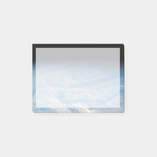 Zirkuläre Wolkenbildung über den Südpazifik. Post-it Klebezettel