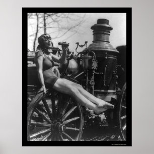 Zirkus-Dame Sitting auf einem Feuer-Motor 1924 Poster
