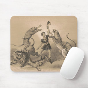 Zirkusartist steht unter wilden Tieren Mousepad