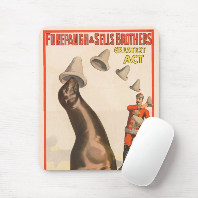 Zirkusposter mit einer Seelenlion, die Hasen fängt Mousepad (Mit Mouse)