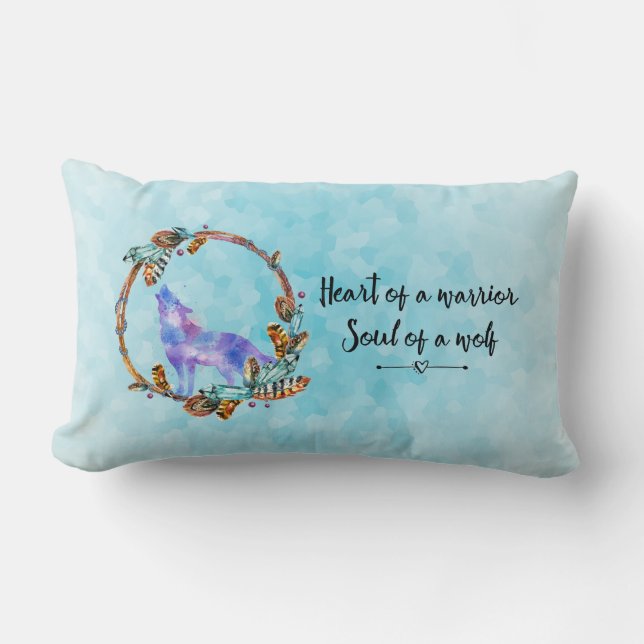 Zitat aus Howling Wolf in einem Boho-Kranz Lendenkissen (Vorderseite)