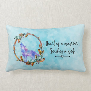 Zitat aus Howling Wolf in einem Boho-Kranz Lendenkissen