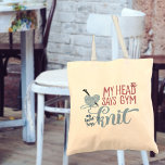 Zitat, das mein Kopf sagt, "Gym mein Herz" sagt St Tragetasche<br><div class="desc">Funny Strike Zitat in der modernen Typografie. Der Stricksatz lautet: "Mein Kopf sagt Gymnastik,  mein Herz sagt Strick" und,  in Rosa,  Grau und Denim Blau geschrieben. Das Design besteht aus einer herzförmigen Garnkugel mit Stricknadeln. Die Typografie ist mit einem Schmetterling und einem Herz auf einer Saite dekoriert.</div>