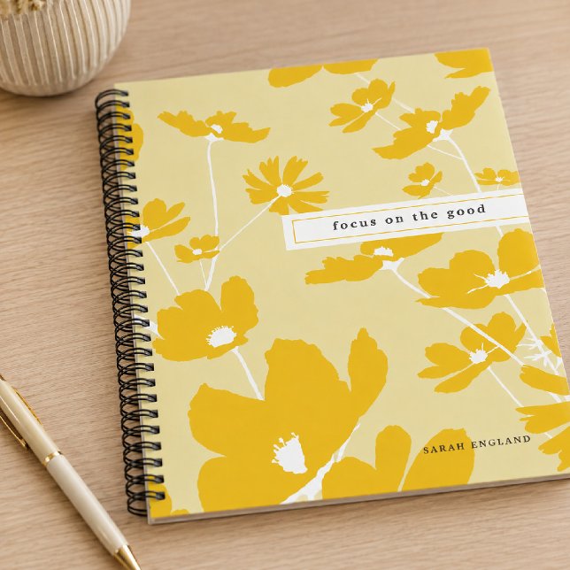Zitat im Fokus auf das gute Blumenmuster-Notebook Notizbuch (Von Creator hochgeladen)