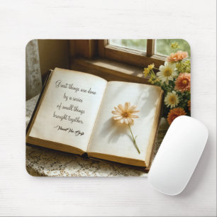 Zitat in einem offenen Vintage-Buch geschrieben Mousepad