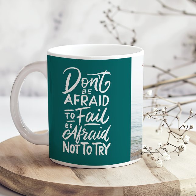 Zitat "Keine Angst" mit Foto Kaffeetasse (Inspirational Quote "Don't be afraid" with Photo Coffee Mug on a boho wooden kitchen table.)