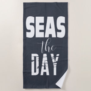 Zitat "Seas The Day" Fettschrift Strandtuch