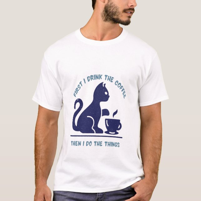 Zitat über Kaffee, eine schöne blaue Katze T-Shirt (Vorderseite)