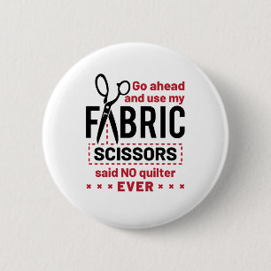 Zitat zu "Quilts Funny Fabric Scissors" Button