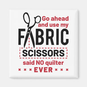 Zitat zu "Quilts Funny Fabric Scissors" Magnet