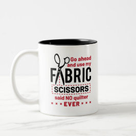 Zitat zu "Quilts Funny Fabric Scissors" Zweifarbige Tasse