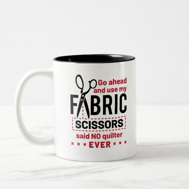 Zitat zu "Quilts Funny Fabric Scissors" Zweifarbige Tasse (Links)