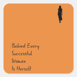 Zitat zur Ermächtigung hinter der Frau ist selbst  Quadratischer Aufkleber