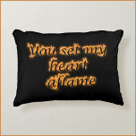 Zitat zur romantischen Liebe Dekokissen<br><div class="desc">Kühne Liebe zitieren Akzent Kissen verkünden Ihre Liebe mit,  SIE SET MEIN HERZ AFLAME in Skript,  Imitate feuern Schrift auf einem schwarzen Hintergrund. Beeinflussung der Wohngestaltung. Gutes Geschenk für das,  das Sie Liebe.</div>