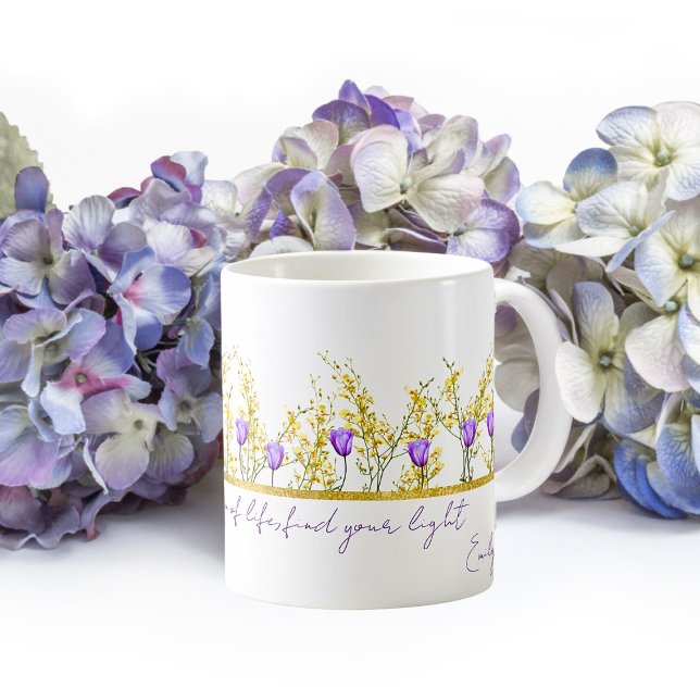Zitate von zarten gelben und violetten Blumen Kaffeetasse (Von Creator hochgeladen)