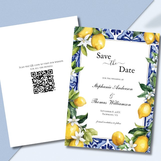 Zitronen Mittelmeer QR-Code Hochzeit Termin vormer Save The Date (Lemons Mediterranean Blue White Mosaic Tile White Florals Wedding Save the Date Card with QR code)