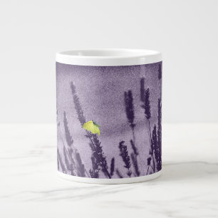 Zitronenfalter auf einem lila Lavendelfeld Jumbo-Tasse