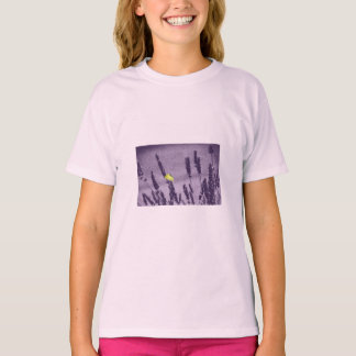 Zitronenfalter auf einem lila Lavendelfeld T-Shirt